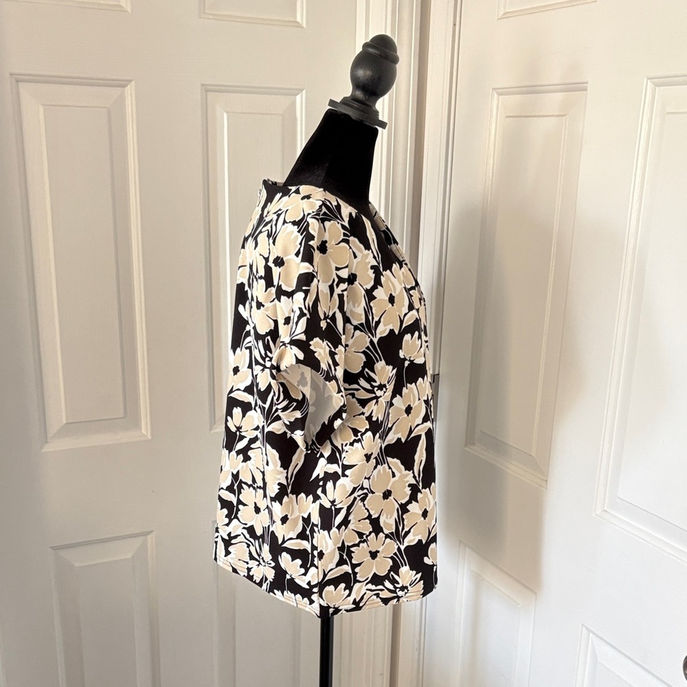 Melloday Floral Print V-Neck Short Sleeve Blouse - Picture 4 of 12